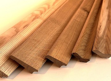 Широкие деревянные напольные плинтуса: шпонированные, из массива,  ламинированные